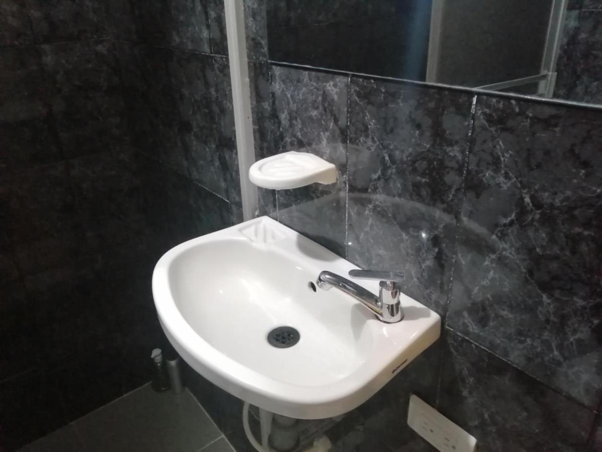 Habitacion Privada Cerca Al Aeropuerto Y Terminal Bogotá Exteriör bild