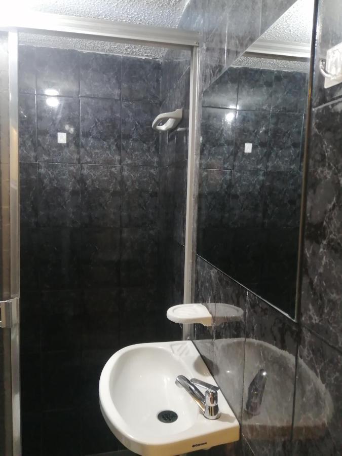 Habitacion Privada Cerca Al Aeropuerto Y Terminal Bogotá Exteriör bild
